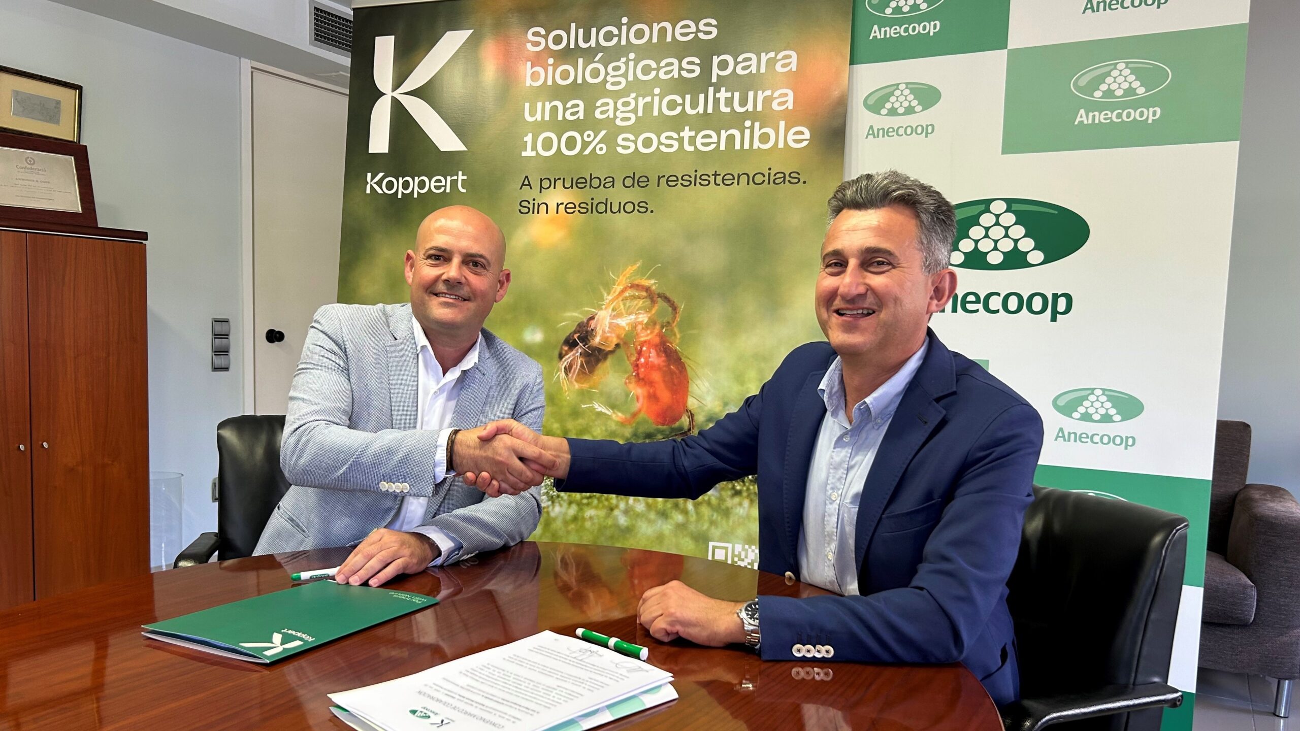 1.- Firma convenio Koppert Anecoop|2.- Firma convenio Koppert Anecoop. Grupo